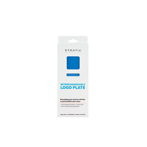 Weiße Verkaufsverpackung des Stratic Interchangeable Logo Plate Sets in der Farbe Blau