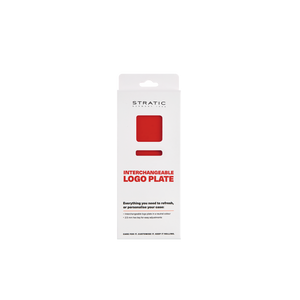 Weiße Verkaufsverpackung des Stratic Interchangeable Logo Plate Sets in der Farbe Rot