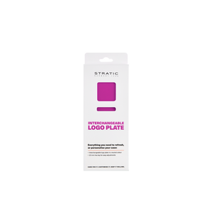 Weiße Verkaufsverpackung des Stratic Interchangeable Logo Plate Sets in der Farbe Pink