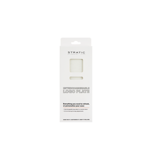 Weiße Verkaufsverpackung des Stratic Interchangeable Logo Plate Sets in der Farbe Weiß