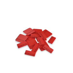 Ein Stapel roter Stratic Logoplatten in zwei Größen für die BUZZ Kofferserie