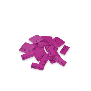 Ein Stapel pinker Stratic Logoplatten in zwei Größen für die BUZZ Kofferserie