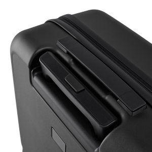 Detailansicht des ergonomischen Koffergriffs mit integriertem Arretier-Knopf zur einfachen Höhenverstellung