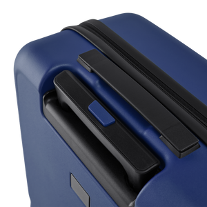 Detailansicht des ergonomischen Koffergriffs mit integriertem Arretier-Knopf zur einfachen Höhenverstellung