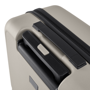 Detailansicht des ergonomischen Koffergriffs mit integriertem Arretiersystem per Knopfdruck