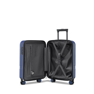 Geöffneter Koffer mit elastischen Kreuzspanngurten zur sicheren und strukturierten Organisation von Kleidung auf Reisen