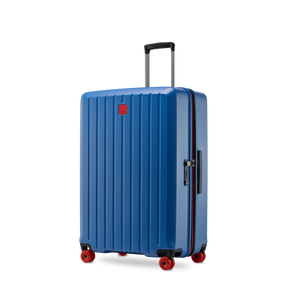 Stilvoll reisen: Leichter Rollenkoffer BUZZ in Ocean Blue (Größe L) schräg von vorne fotografiert, zeigt das moderne Design und die 4 leisen 360°-Spinner-Rollen