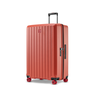 Stilvoll reisen: Leichter Rollenkoffer BUZZ in Rosso Clay (Größe L) schräg von vorne fotografiert, zeigt das moderne Design und die 4 leisen 360°-Spinner-Rollen
