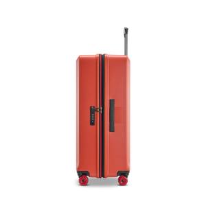 Sicherheit auf Reisen: Seitenansicht des BUZZ Trolleys in Rosso Clay, Größe L, mit dem integrierten, flachen TSA-Zahlenschloss und dem ergonomischen Tragegriff