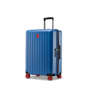 Stilvoll reisen: Leichter Rollenkoffer BUZZ in Ocean Blue (Größe M) schräg von vorne fotografiert, zeigt das moderne Design und die 4 leisen 360°-Spinner-Rollen