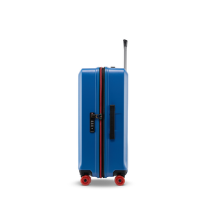 Sicherheit auf Reisen: Seitenansicht des BUZZ Trolleys in Ocean Blue, Größe M, mit dem integrierten, flachen TSA-Zahlenschloss und dem ergonomischen Tragegriff