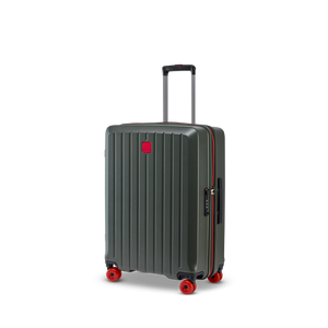 Stilvoll reisen: Leichter Rollenkoffer BUZZ in Olive (Größe M) schräg von vorne fotografiert, zeigt das moderne Design und die 4 leisen 360°-Spinner-Rollen