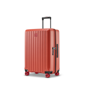 Stilvoll reisen: Leichter Rollenkoffer BUZZ in Rosso Clay (Größe M) schräg von vorne fotografiert, zeigt das moderne Design und die 4 leisen 360°-Spinner-Rollen