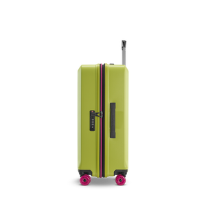 Sicherheit auf Reisen: Seitenansicht des BUZZ Trolleys in Lime Green, Größe M, mit dem integrierten, flachen TSA-Zahlenschloss und dem ergonomischen Tragegriff