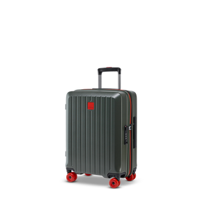 Stilvoll reisen: Leichter Rollenkoffer BUZZ in Olive (Größe S) schräg von vorne fotografiert, zeigt das moderne Design und die 4 leisen 360°-Spinner-Rollen