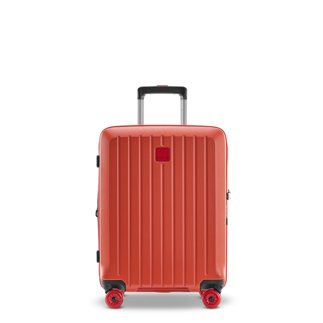 Robustes Design: Frontansicht des Hartschalenkoffers BUZZ von Stratic in Rosso Clay, Größe S, aus hochfester Makrolon-Polycarbonatschale