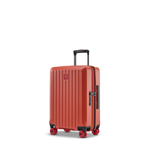 Stilvoll reisen: Leichter Rollenkoffer BUZZ in Rosso Clay (Größe S) schräg von vorne fotografiert, zeigt das moderne Design und die 4 leisen 360°-Spinner-Rollen