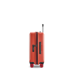 Sicherheit auf Reisen: Seitenansicht des BUZZ Trolleys in Rosso Clay, Größe S, mit dem integrierten, flachen TSA-Zahlenschloss und dem ergonomischen Tragegriff