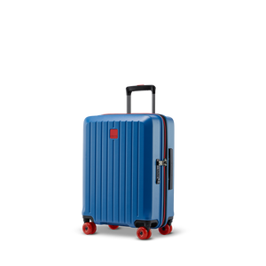 Stilvoll reisen: Leichter Rollenkoffer BUZZ in Ocean Blue (Größe S) schräg von vorne fotografiert, zeigt das moderne Design und die 4 leisen 360°-Spinner-Rollen