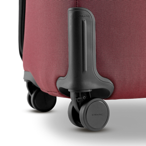 360°-Doppelrolle mit Eckschutz am STRATIC BENDIGO LITE Trolley in Redwine, Nahaufnahme