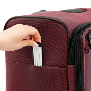 Hand zieht Adressschild aus dem Seitenfach des STRATIC BENDIGO LITE Reisekoffers S in Redwine