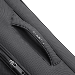 Nahaufnahme des ergonomisch gepolsterten Tragegriffs am 3,2 kg leichten Koffer LITE L