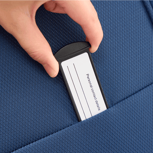 Nahaufnahme des diskreten, ausziehbaren Adressschilds am LITE Weichschalen Trolley M