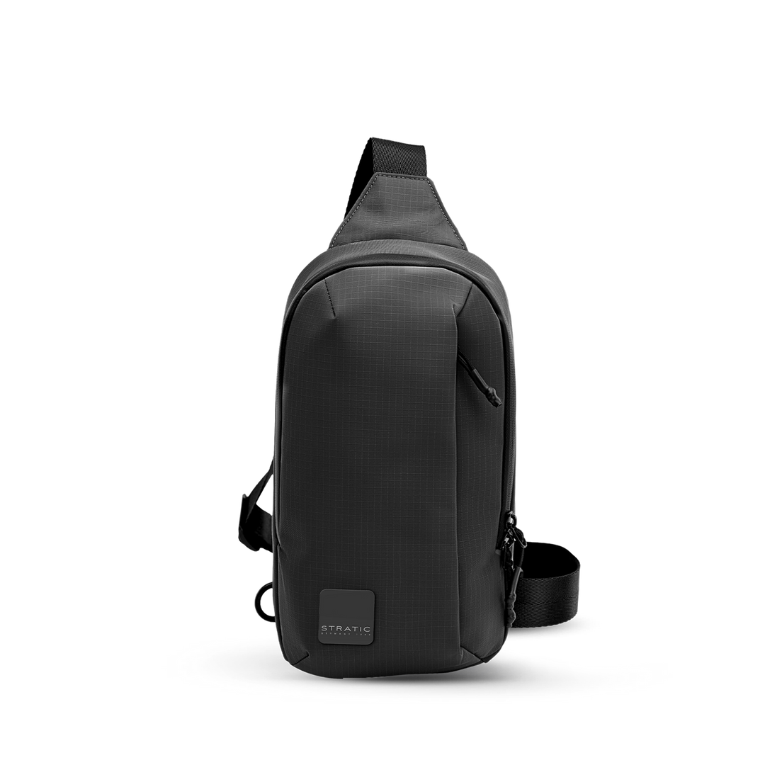 Frontansicht der schwarzen Cross Body Bag Small aus strapazierfähigem 400D Nylon Rip-Stop mit verdecktem vertikalen Reißverschlussfach