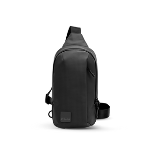 Frontansicht der schwarzen Cross Body Bag Small aus strapazierfähigem 400D Nylon Rip-Stop mit verdecktem vertikalen Reißverschlussfach