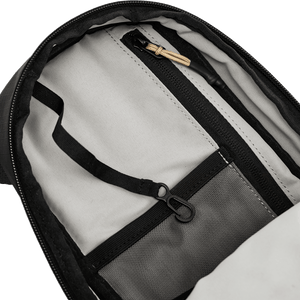 Offenes Hauptfach der Move Cross Body Bag mit integriertem Schlüsselband inklusive Karabiner und vertikalem Reißverschluss-Innenfach