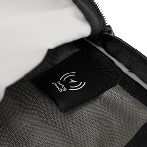 Detailaufnahme der speziellen AirTech Pouch Innenhülle zur sicheren Unterbringung eines GPS-Trackers in der Move Cross Body Bag