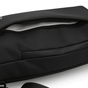 Nahaufnahme des vertikalen, verdeckten Reißverschlussfachs an der Vorderseite der Move Crossbody Bag für schnellen Zugriff