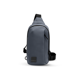 Frontansicht der grauen Cross Body Bag Small aus strapazierfähigem 400D Nylon Rip-Stop mit verdecktem vertikalen Reißverschlussfach