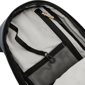 Offenes Hauptfach der Move Cross Body Bag mit integriertem Schlüsselband inklusive Karabiner und vertikalem Reißverschluss-Innenfach