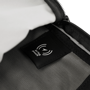 Detailaufnahme der speziellen AirTech Pouch Innenhülle zur sicheren Unterbringung eines GPS-Trackers in der Move Cross Body Bag