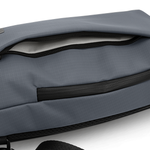 Nahaufnahme des vertikalen, verdeckten Reißverschlussfachs an der Vorderseite der Move Crossbody Bag für schnellen Zugriff