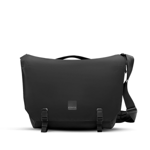 Move Kollektion Messenger Bag aus schwarzem Nylon in Vorderansicht mit Überschlag und zwei Verschluss-Schnallen