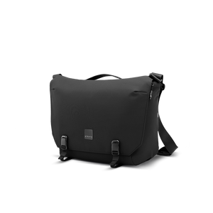Schwarze Messenger Bag im Querformat mit verstellbarem Schultergurt und Tragegriff in schräger Ansicht
