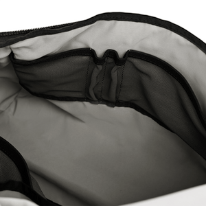 Innenansicht der Messenger Bag mit strukturierter Fächeraufteilung, zwei Netzfächern und zwei Stiftehaltern