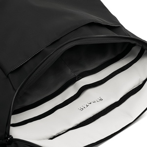 Geöffnete Move Messenger Bag mit Blick auf das große Einschubfach unter dem Überschlag und zwei Netz-Einschubfächern