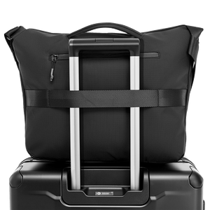 Rückseite der Messenger Bag mit integrierter Trolley-Aufsteck-Schlaufe für einfaches Reisen mit Koffer