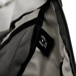 Detailansicht der Air-Tech-Pouch Innenlasche zur sicheren Unterbringung eines GPS-Trackers in der Messenger Bag