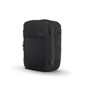 Schräge Frontansicht des Move Backpack Large Reiserucksacks aus wasserabweisendem 400D Nylon Rip-Stop