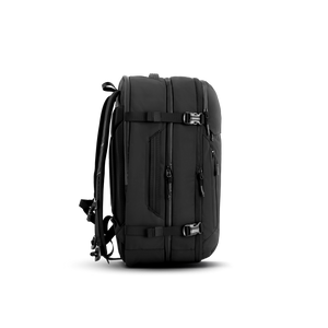 Seitenansicht des Move Backpack Large mit robustem, gepolstertem Tragegriff zum flexiblen Tragen als Reisetasche