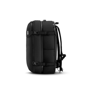 Seitenansicht des Move Backpack Large mit elastischem Außen-Seitenfach für Regenschirm oder Trinkflasche