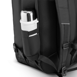Detailansicht des wetterfesten Seitenfachs am Move Backpack Large, ideal für Trinkflasche oder Regenschirm