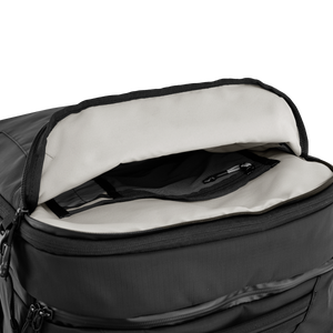 Nahaufnahme des oberen Schnellzugriff-Frontfachs mit Reißverschluss am Move Backpack Large für Wertsachen und Accessoires