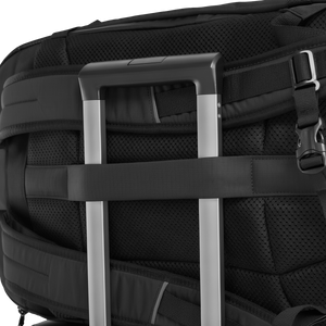 Detailaufnahme des praktischen Trolley-Aufstecksystems auf der Rückseite des Move Backpack Large Reiserucksacks