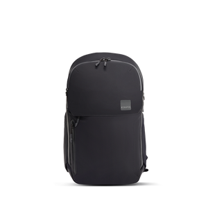 Frontansicht des schwarzen Nylon-Rucksacks mit wasserabweisenden Reißverschlüssen und verdeckten Frontfächern