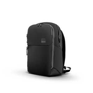 Schräge Ansicht des strapazierfähigen Tagesrucksacks aus hochfestem Nylon mit seitlichen Außentaschen